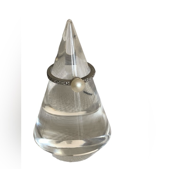 Simulated White Pearl Silver Tone Fashion Ring Women’s Costume Jewelry - Picture 4 of 6